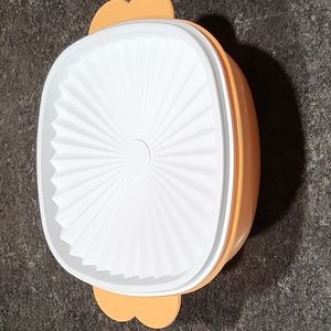 Tupperware Servalier 6 1/2 cup Bowl with seal